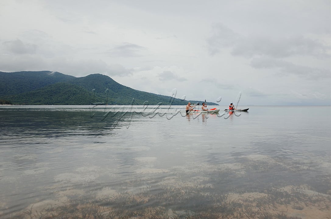 berwisata di kepulauan Karimunjawa didominasi oleh wisata air, mulai dari snorkling, diving, dan hopping. saat ini bermain kano pun menjadi pilihan baru jika wisatawan ingin menikmati kejernihan air laut Karimunjawa sambil berolahraga. saat ini sudah banyak penyewaan kano di beberapa titik pantai Karimunjawa yang di kelola oleh warga masyarakat setempat.<br />
<br />
lokasi: Karimunjawa, Jepara, Jawa Tengah