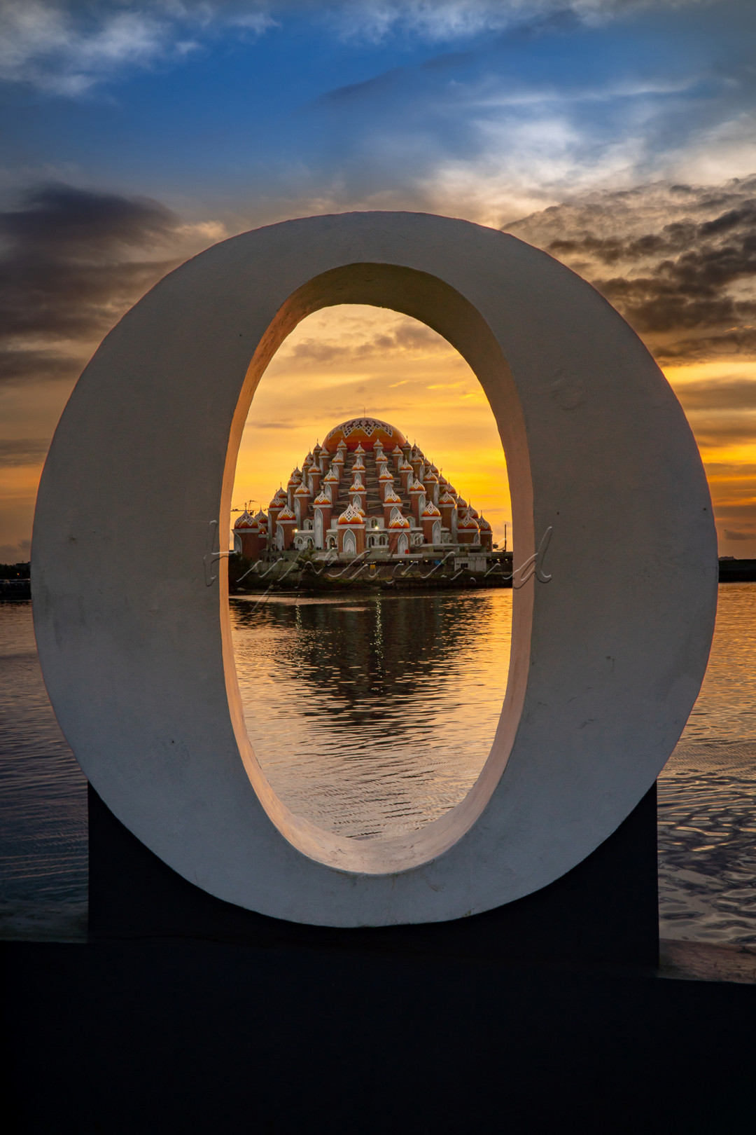 Mesjid 99 Kubah yang terdapat di Kota Makassar terlihat dari Pantai Losari sangatlah indah pada saat sunset di sore hari.