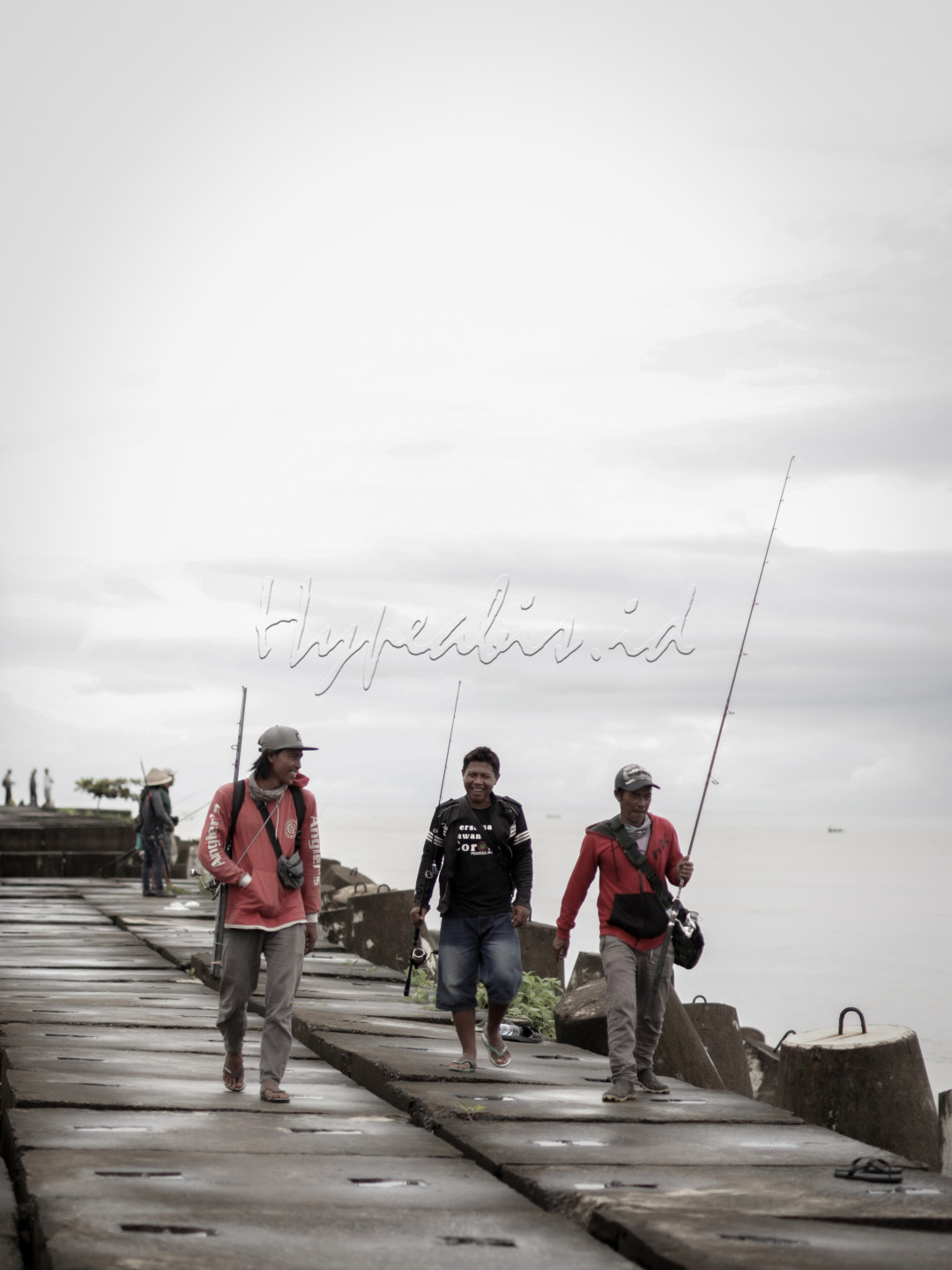 Berteman Air dan Kail.<br />
<br />
<br />
Hidup di pesisir membuat sebagian besar perekonomian berputar antara laut, pantai, kail pancing, hingga jaring. Hari-hari mencari ikan untuk kemudian dijual ke pasar. Banyak yang didapat, maka meningkatlah penghasilan. Sembari menikmati angin lembut dari laut, dibumbu hangat kebersamaan, dan keindahan alam yang mungkin tidak didapat jua oleh pekerja kantoran.