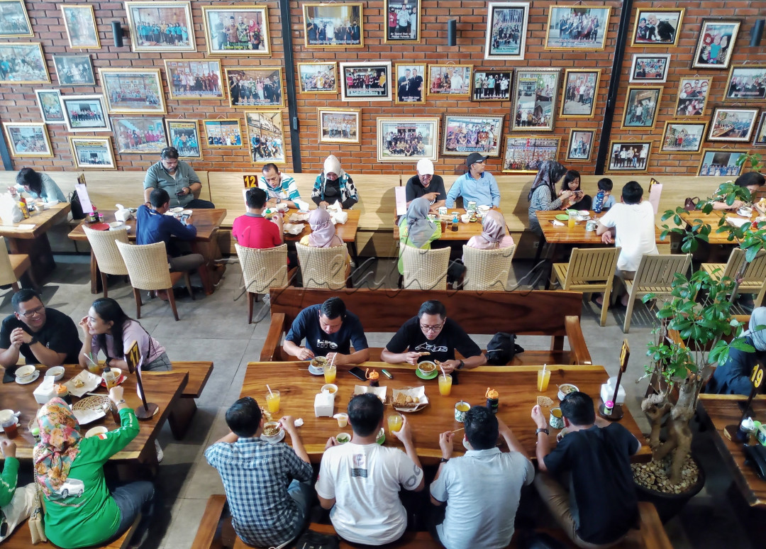 Salah satu kuliner khas Semarang yang terkenal adalah Soto. Salah satu yang terkenal adalah Soto ayam di daerah Semarang Indah. Selalu ramai dipadati pengunjung, baik dalam kota maupun luar kota. 