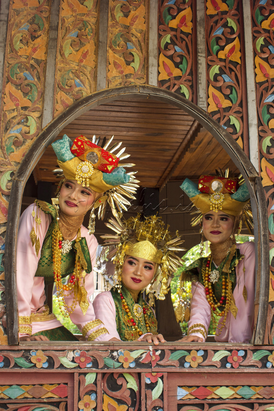 Gadih Minang berpakaian adat, dan dipakai disaat festival bakaua adat di Kampung Adat daerah Kabupaten Sijunjung.