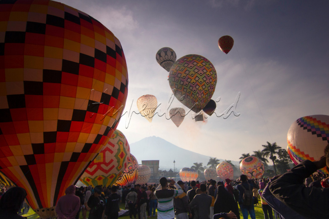 Festival balon udara yang diadakan diwonosobo dapat kita jumpai pada waktu lebaran.festival ini sudah menjadi tradisi tahunan setiap mudik lebaran. 