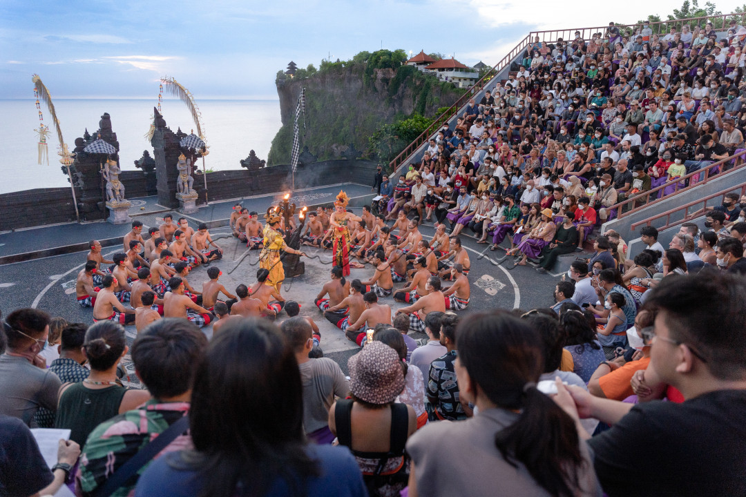 Kecak merupakan tari tradisional dari Pulau Bali yang telah banyak membuktikan kesaktiannya. Banyak wisatawan domestik maupun mancanegara tidak mau melewatkan kesempatan menontonnya saat berkunjung ke Bali.