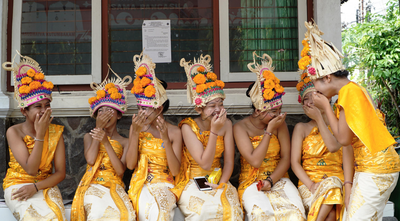 Tertawa dengan riang, tersirat pada raut wajah para penari ini. Mereka sungguh bahagia setelah berhasil menampilkan tarian Rejang Dewa kepada Sang Maha Pencipta. Usaha mereka berlatih selama sebulan terbayar tuntas dengan riuh gemuruh tepuk tangan penonton.<br />
Saya berusaha mengabadikan moment pada saat mereka beristirahat. Berusaha mengambil foto dengan mengatakan "kalian cantik" eh mereka malah tertawa. Kecantikan penari Bali memang tiada duanya