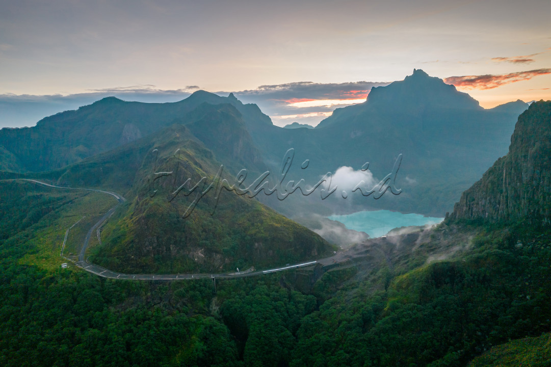 Gunung Kelud merupakan salah satu gunung berapi yang masih aktif di wilayah Jawa Timur yang berada di 3 (tiga) wilayah Kabupaten, yaitu Kabupaten Kediri, Kabupaten Blitar dan Kabupaten Malang.<br />
Dengan pesona keindahan kawah yang dimiliki, Gunung Kelud menjadi salah satu destinasi wisata yang menarik untuk dikunjungi.