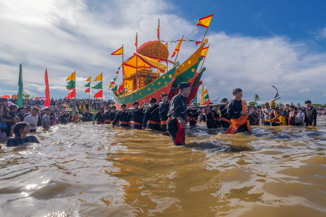 Penurunan Padaw Tuju Dulung adalah ritual syukur yang dilakukan oleh Suku Tidung Pesisir Kota Tarakan, Kalimantan Utara. Padaw Tuju Dulung merupakan perahu khas Suku Tidung Pesisir, diatas perahu terdapat bagian yang menyerupai rumah yang disebut Meligay dan digunakan untuk meletakan sesaji.