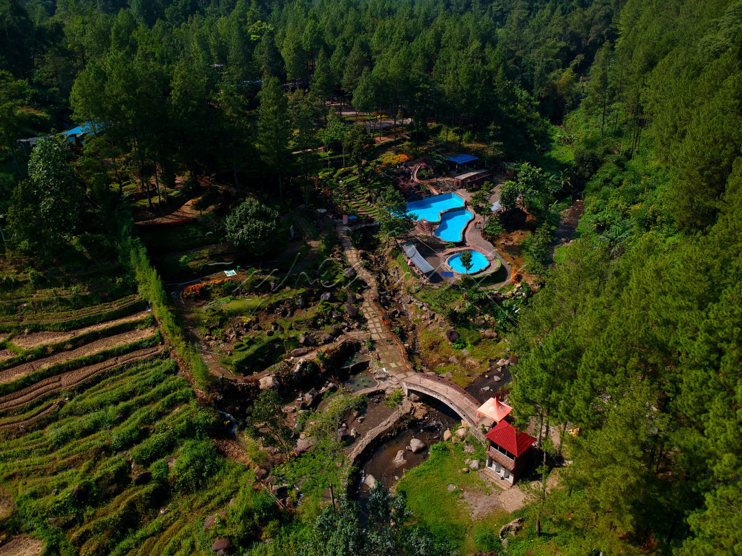 Berna De Valle Merupakan wisata alam di Kembang Belor pacet. 