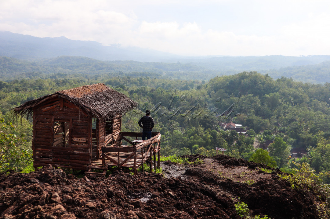 Gunung ireng merupakan destinasi wisata yang terletak di kawasan Pengkok, Patuk, Gunungkidul. Destinasi yang disebut “gunung” ini nyatanya hanya sebuah bukit berbatu hitam dengan puncak yang gundul. Puncaknya dikenal sebagai salah satu tempat terbaik untuk berburu pemandangan matahari terbit dan terbenam di Yogyakarta. Dari atas wisatawan dapat melihat keindahan perbukitan di sekitar yang memanjakan mata. Terdapat spot berupa gubuk yang menawarkan keindahan yang luar biasa.