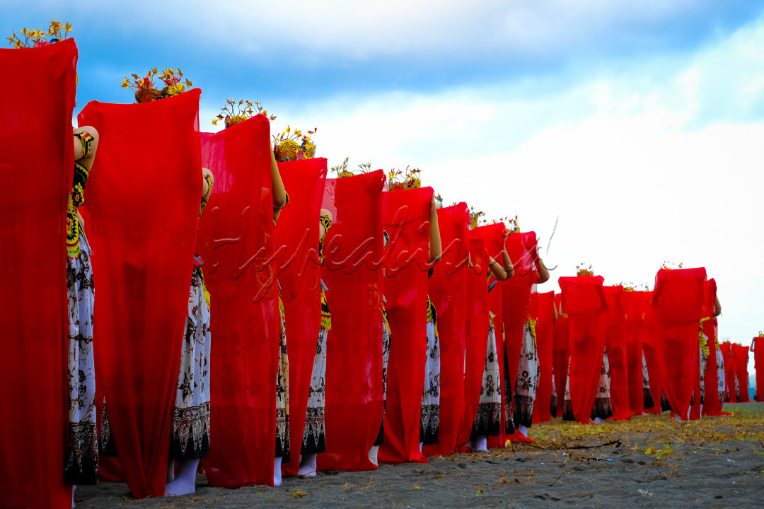 Festival Gandrung Sewu 2022 sukses memukau ribuan penonton yang hadir di kawasan wisata Pantai Boom di Kabupaten Banyuwangi, Jawa Timur. <br />
<br />
Sebanyak 1.284 penari gandrung dengan indah menari dengan latar belakang laut.<br />
<br />
Tema yang diangkat pada festival Gandrung kali ini adalah “Sumunare Tlatah Blambangan” atau “Kemilau Bumi Blambangan” yang meceritakan tentang kisah Banyuwangi ketika masih menjadi kawasan kerajaan yang mendapatkan serangan wabah tiba tiba sehingga mengakibatkan banyaknya rakyat blambangan yang meninggal<br />
<br />
<br />
<br />
<br />
<br />
<br />
<br />
