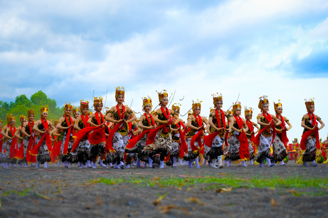 Sebanyak 1.284 penari gandrung meramaikan Festival gandrung sewu 2022. yang menganggkat tema “Sumunare Tlatah Blambangan” atau “Kemilau Bumi Blambangan”.<br />
<br />
Meceritakan tentang kisah Banyuwangi ketika masih menjadi kawasan kerajaan yang mendapatkan serangan wabah tiba tiba sehingga mengakibatkan banyaknya rakyat blambangan yang meninggal<br />
<br />
derap langkah gandrung sewu membahana sebagai penggambaran kegembiraan Rakyat Blambangan ketika pertapa muda bernama Syekh Maulana Malik Ibrahim atau Syekh Wali Lanang untuk meminta pertolongan kepada Allah SWT berhasil melenyapkan wabah dari Bumi Blambangan.<br />
<br />
<br />
<br />
