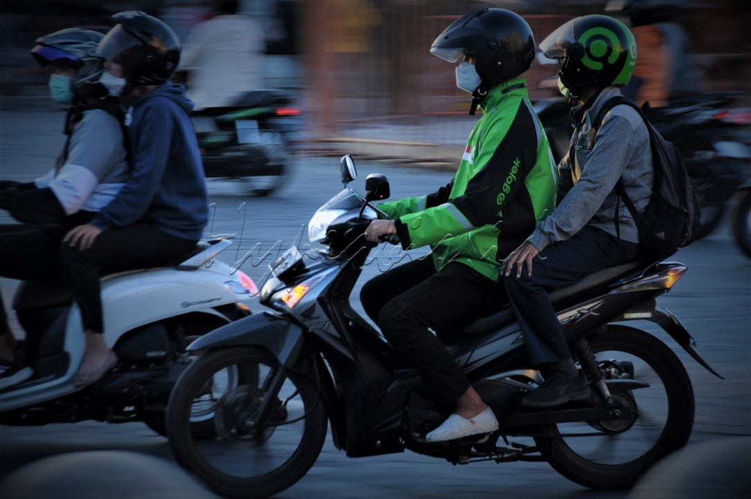 Driver Gojek tetap setia mengantar costumer.