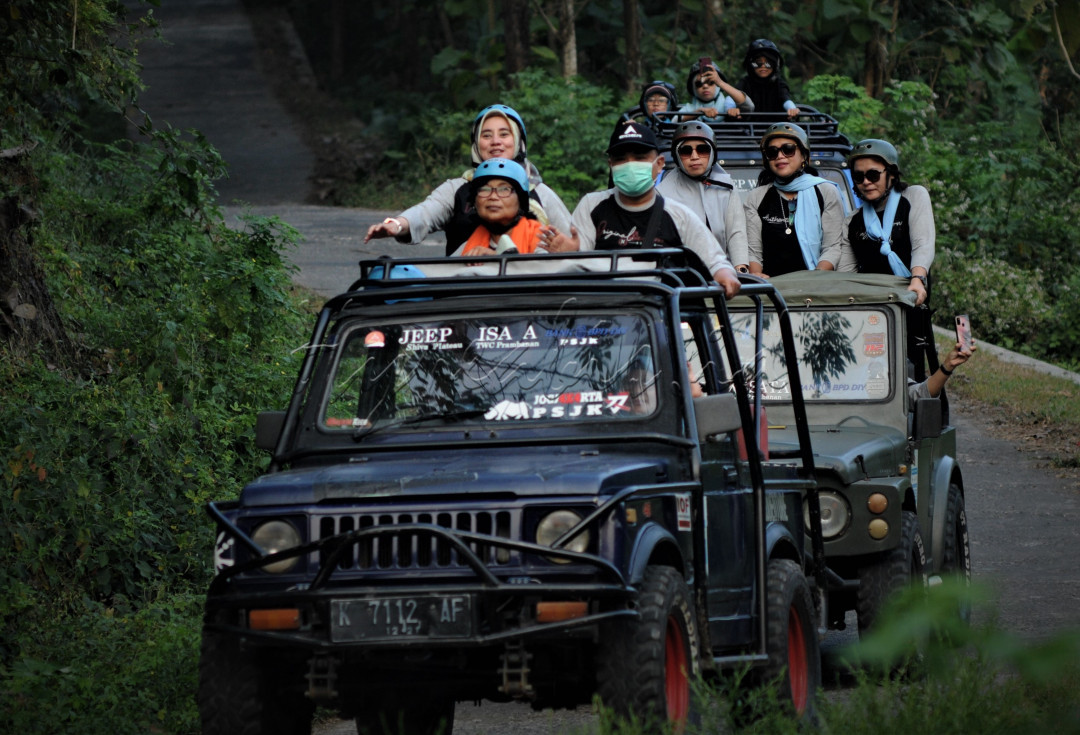 Wisata Jeep Tebing Breksi berkeliling ke Candi Ijo.