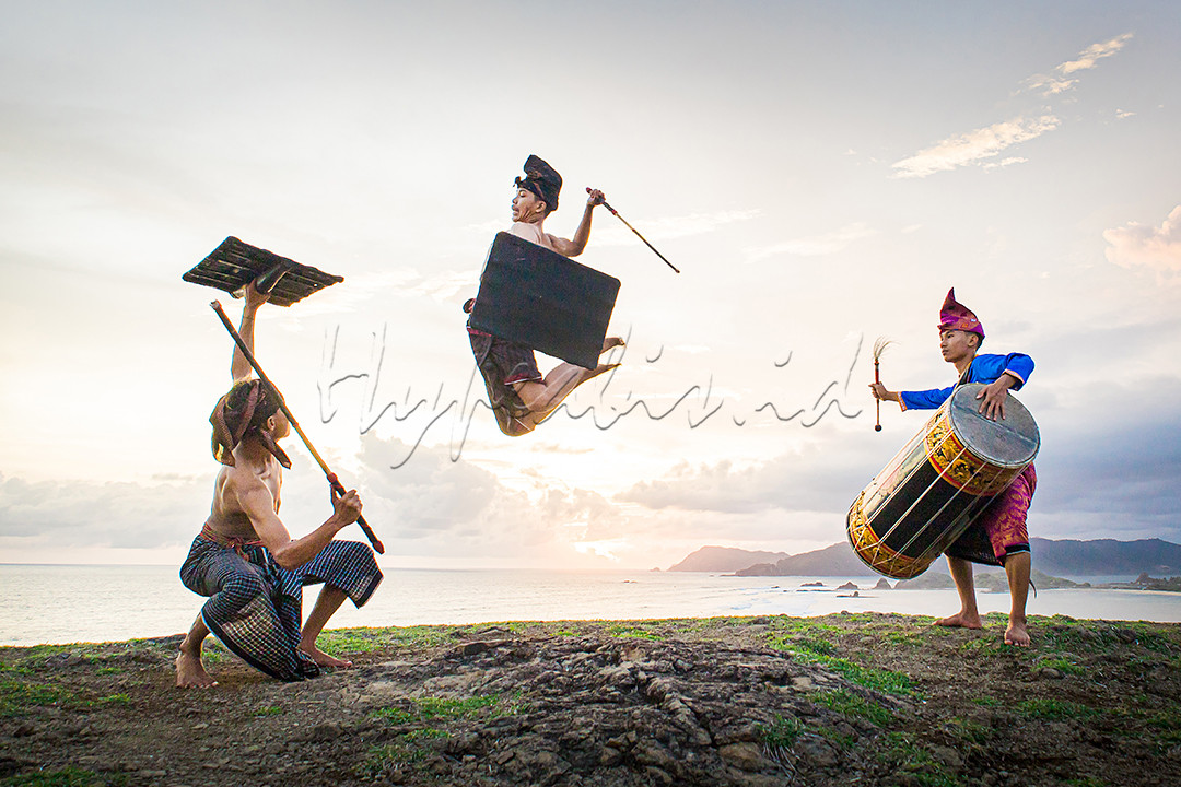 Peresean salah satu budaya masyarakat suku Sasak Lombok, dahulu merupakan ajang menguji ilmu kanuragan para pepadu sebelum berperang. Seiring perkembangan zaman Peresean telah mengalami perubahan dalam pelaksanaannya dan telah menjadi kesenian budaya tari suku Sasak Lombok.