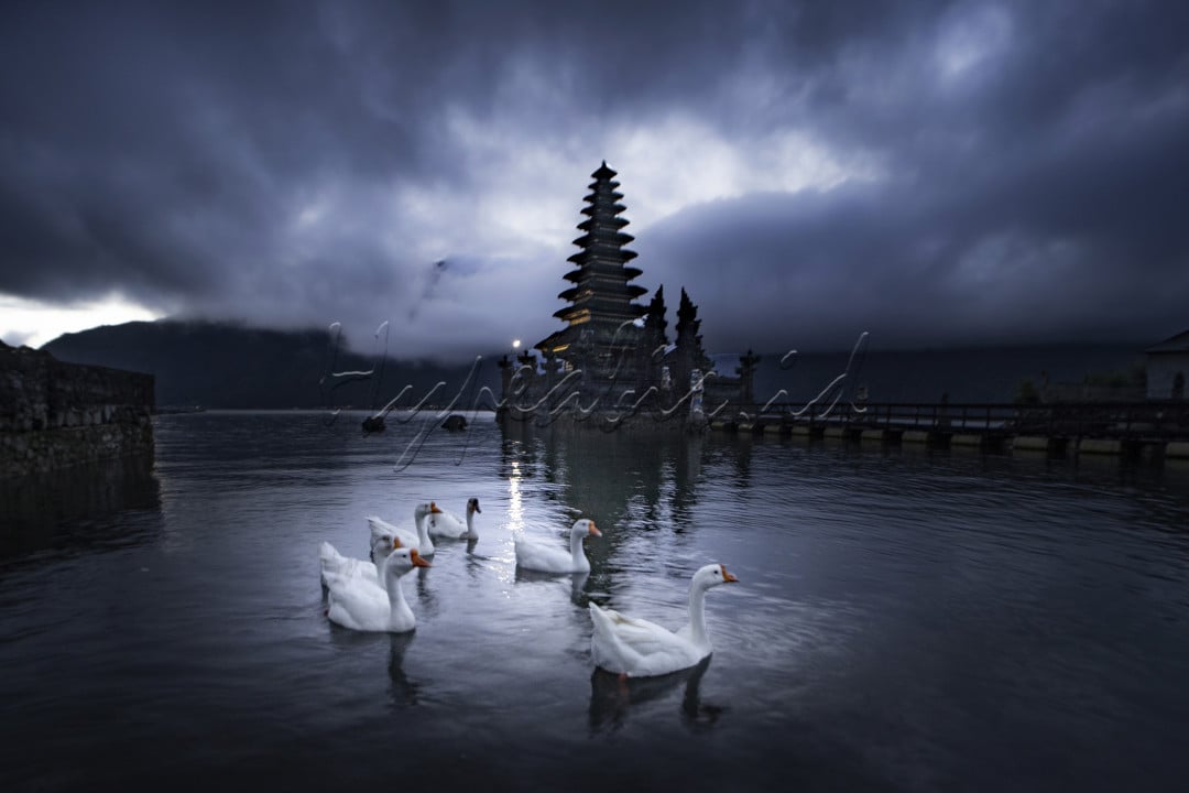 Bali menawarkan banyak tempat cantik yang bisa kita kunjungi, salah satunya adalah Pura Jati, terlihat begitu cantik dan penuh pesona terletak di tepi danau Batur, bagi para wisatawan tentu Pura Jati Batur ini bisa menjadi tujuan wisata menarik karena keindahan dan keunikan yang ditawarkan. Selain itu kawanan angsa putih yg berenang bebas di tepian danau menjadi daya tarik tersendiri.