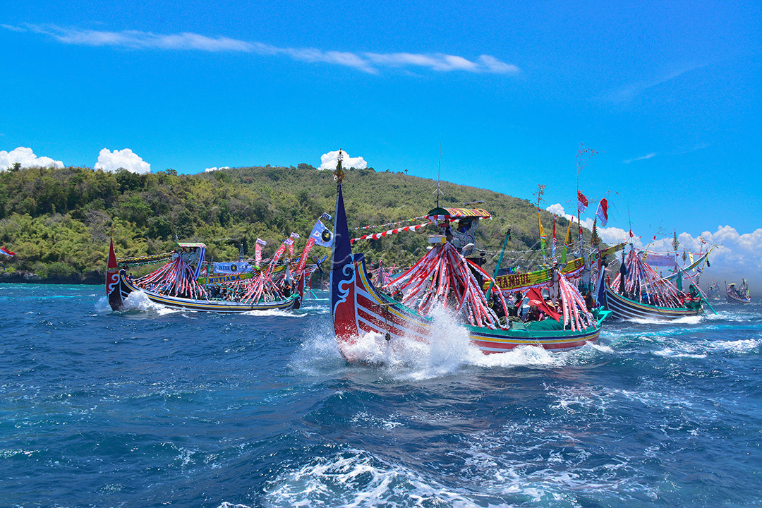 Tradisi turun temurun yang digelar setiap tanggal 15 Muharram sejak tahun 1901. Tradisi sebagai ungkapan rasa syukur atas rezeki yang melimpah juga berharap kepada Tuhan Yang Maha Kuasa agar para nelayan diberikan keselamatan dan kemudahan rejeki.