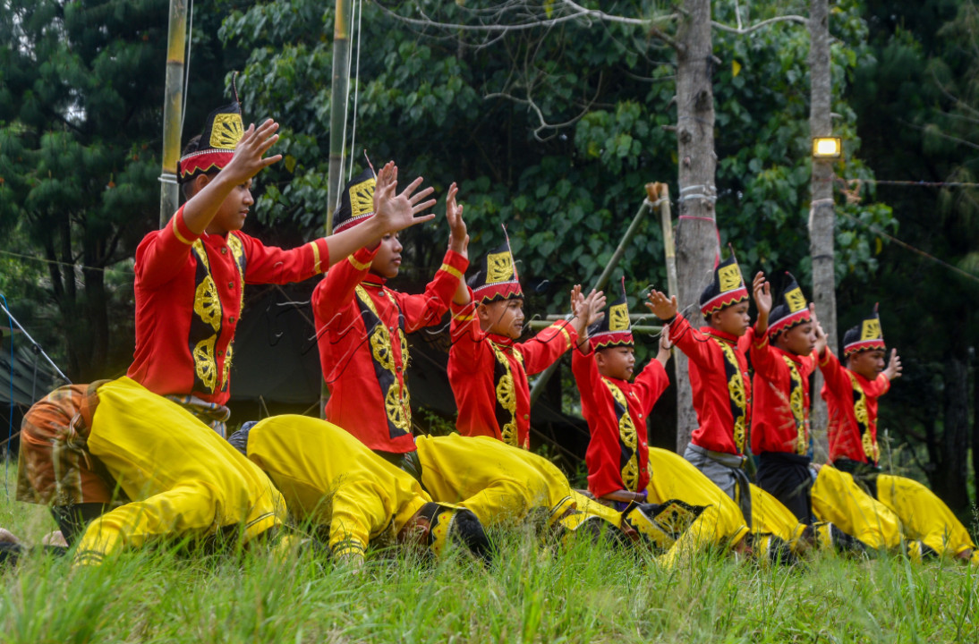 Murid-murid SMK al-Qalam Magetan membawakan pentas Tari Saman pada arena utama Jambore Sako Pramuka Hidayatullah Wilayah Jawa Timur di Bumi Perkemahan Coban Rondo, Kota Batu, Jawa Timur, Selasa (4/10/2022). Tari Saman merupakan tarian yang berasal dari suku Gayo Aceh dan menjadi salah satu media untuk menyampaikan pesan atau dakwah. Tarian ini mencerminkan pendidikan, keagamaan, sopan santun, kepahlawanan, kekompakan, dan kebersamaan.