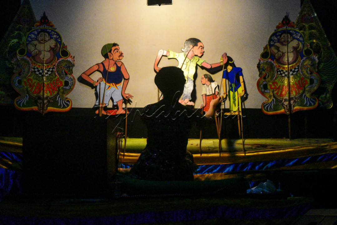 Dalang perempuan muda, Nyi Johana S, memainkan Wayang Kepang dengan lakon "Stop Kekerasan" di Balai Among Kampung Lali Gadget (KLG) Desa Pagerngumbuk, Kecamatan Wonoayu, Sidoarjo, Ahad (27/11/2022). Johana yang merupakan murid kelas 3 SMK Perdalangan di Surabaya ini mengaku senang sekali menggeluti dunia perwayangan karena ingin melestarikan budaya Indonesia.