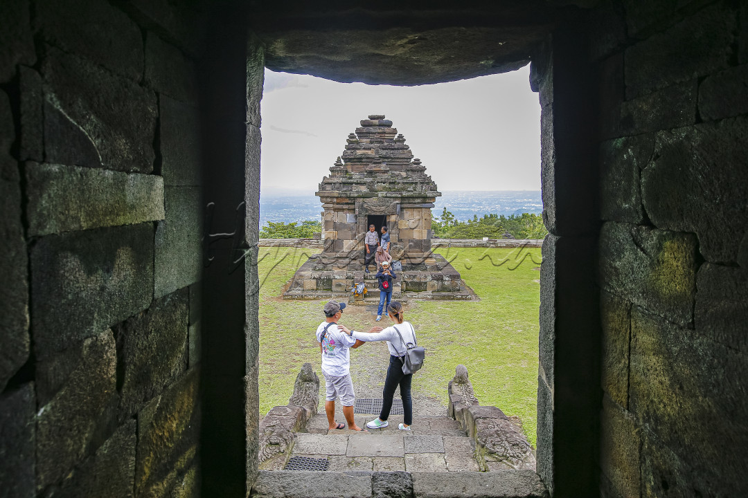 Candi Ijo dibangun abad ke 9, di sebuah Bukit yang di kenal dengan Bukit Hijau atau Gumuk Ijoyang ketinggiannya sekitar 410 m di atas permukaan laut. Karena ketinggiannya, maka bukan saja Bangunan Candi yang bisa dinikmati tetapi juga Pemandangan Alam di bawahnya berupa teras-teras seperti di daerah Pertanian dengan Kemiringan yang Curam. Meski bukan daerah yang Subur, Pemandangan Alam disekitar Candi sangat indah untuk dinikmati