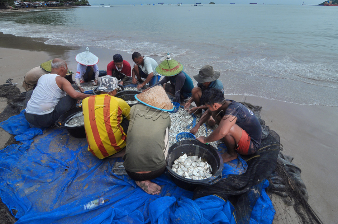 Salah satu upaya agar bisa mewujudkan pemanfaatan sumber daya ikan mengedepan kan efisiensi dan mendorong pengembangan investasi dan bisnis perikanan dgn menjaga lingkungan laut tetap lestari