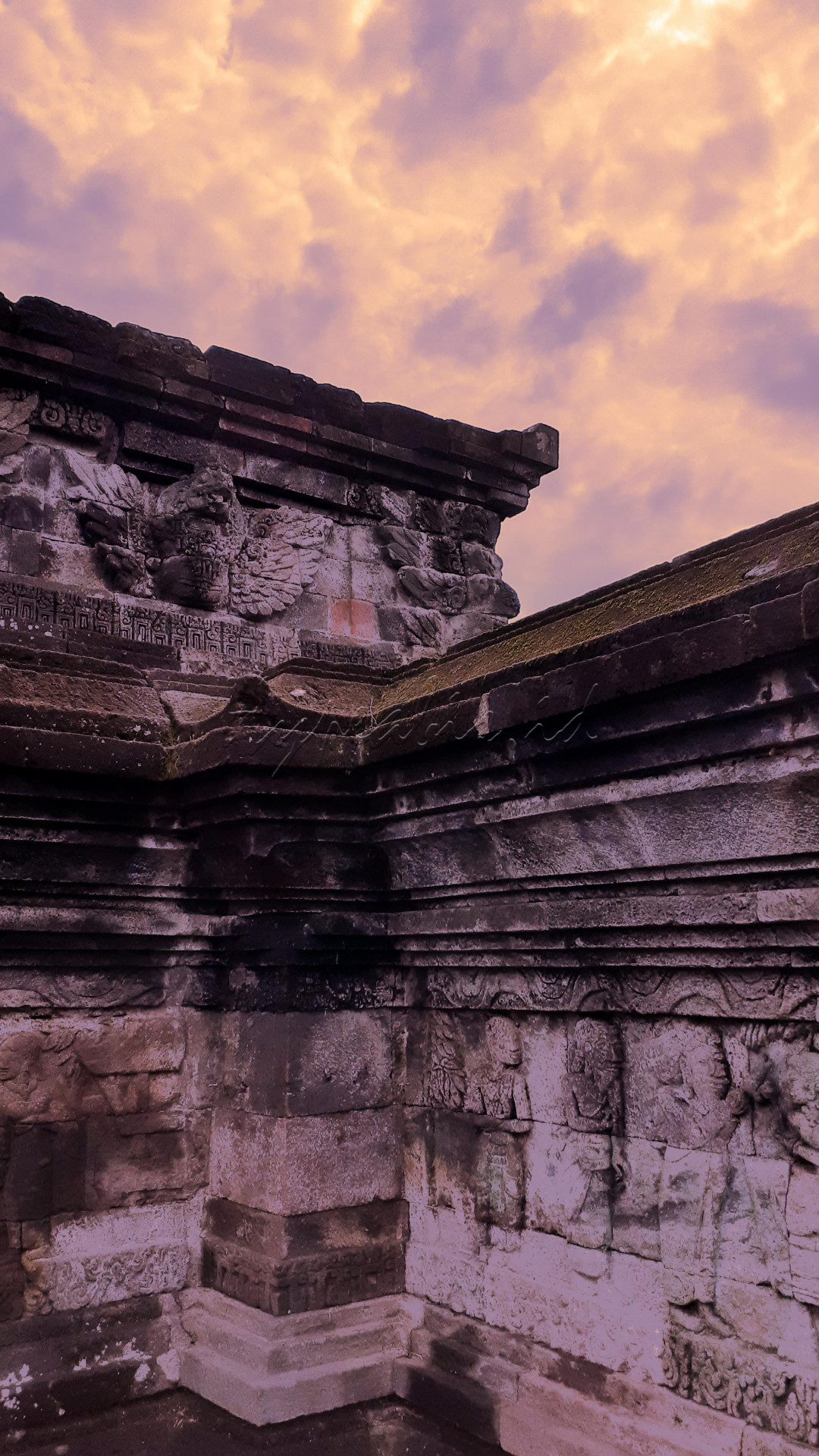Liburan Semester berkunjung ke salah satu Candi, yaitu Candi Penataran atau nama aslinya adalah Candi Palah adalah sebuah gugusan candi bersifat keagamaan Hindu Siwaitis yang terletak di Desa Penataran, Kecamatan Nglegok, Kabupaten Blitar, Jawa Timur.