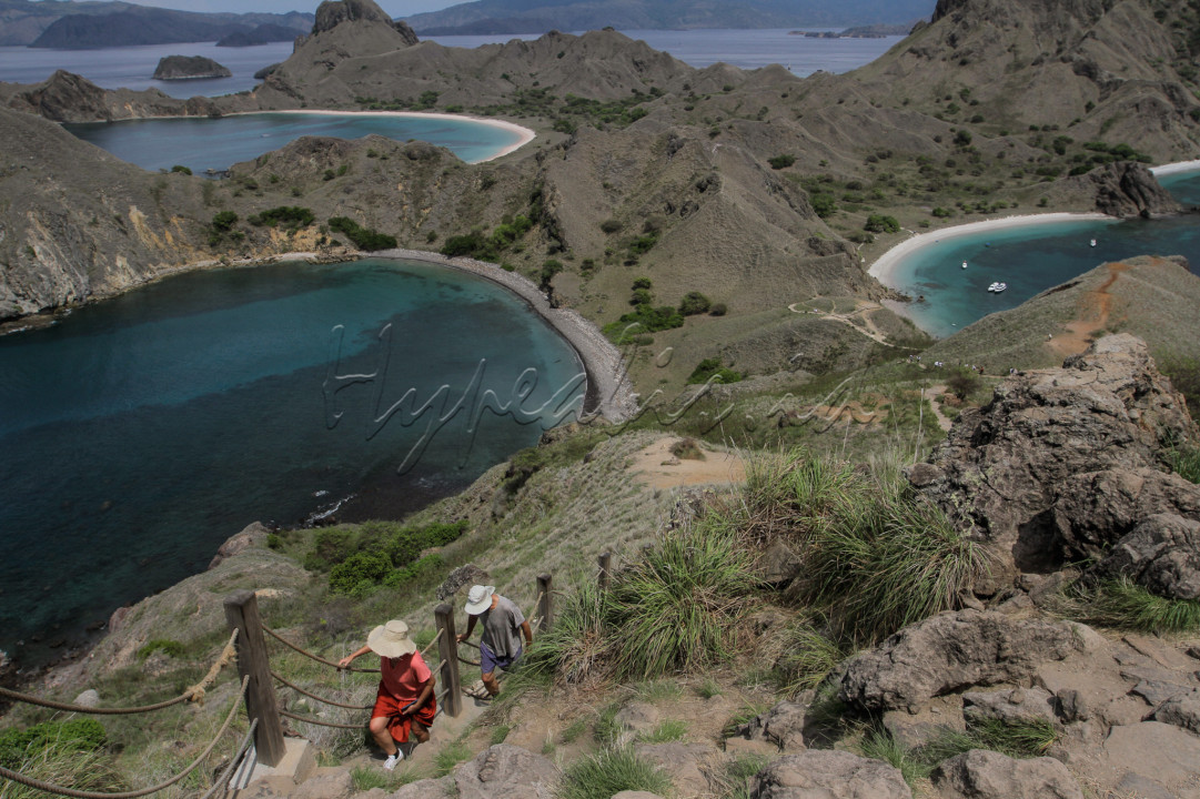 Untuk menju puncak Pulau Padar para wisatawan harus menaiki sekitar 800 anak tangga. Namun lelah tersebut seakan terbayarkan dengan pemandangan Pulau Padar yang sangat indah.