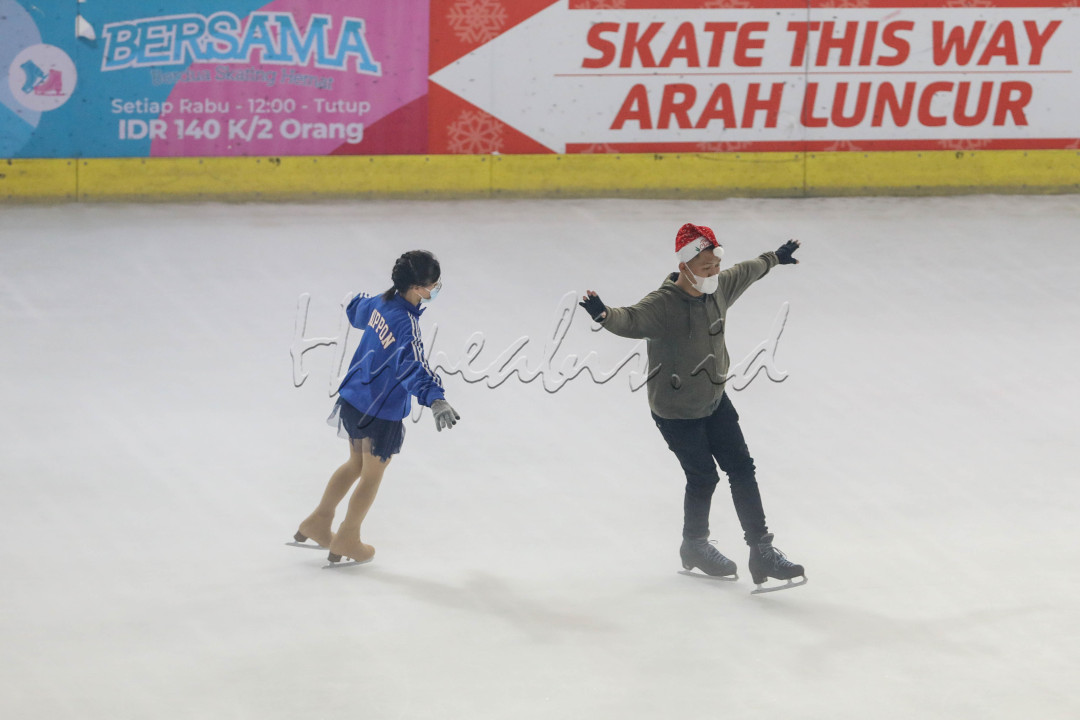 Dalam mengisi waktu libur natal dan tahun baru, arena bermain Ice Skating dapat menjadi pilihan alternatif untuk berlibur bagi masyarakat.<br />
