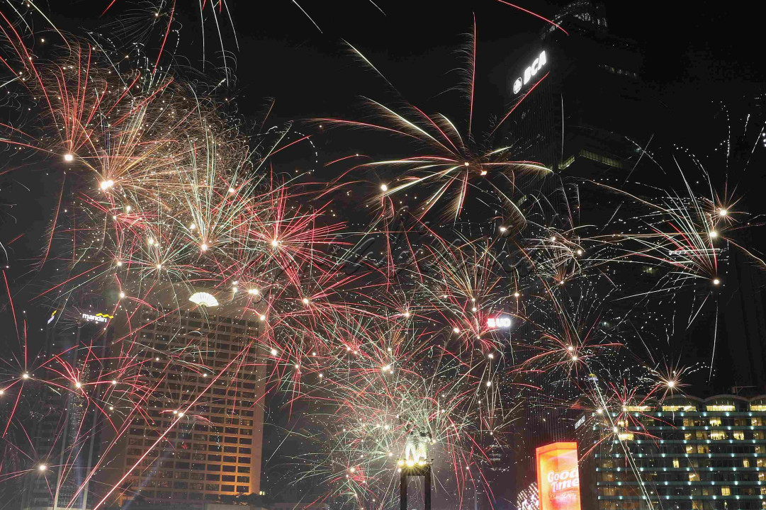 Ribuan warga tumpah ruah memadati kawasan Bundaran HI untuk menyambut datangnya tahun baru 2023.