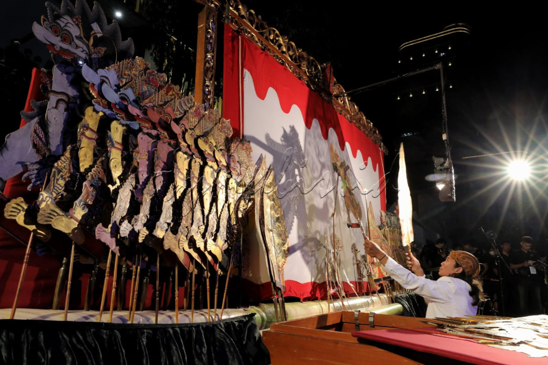 Kesenian tradisional wayang kulit lahir, hidup, tumbuh, berkembang terutama dalam masyarakat Jawa.<br />
