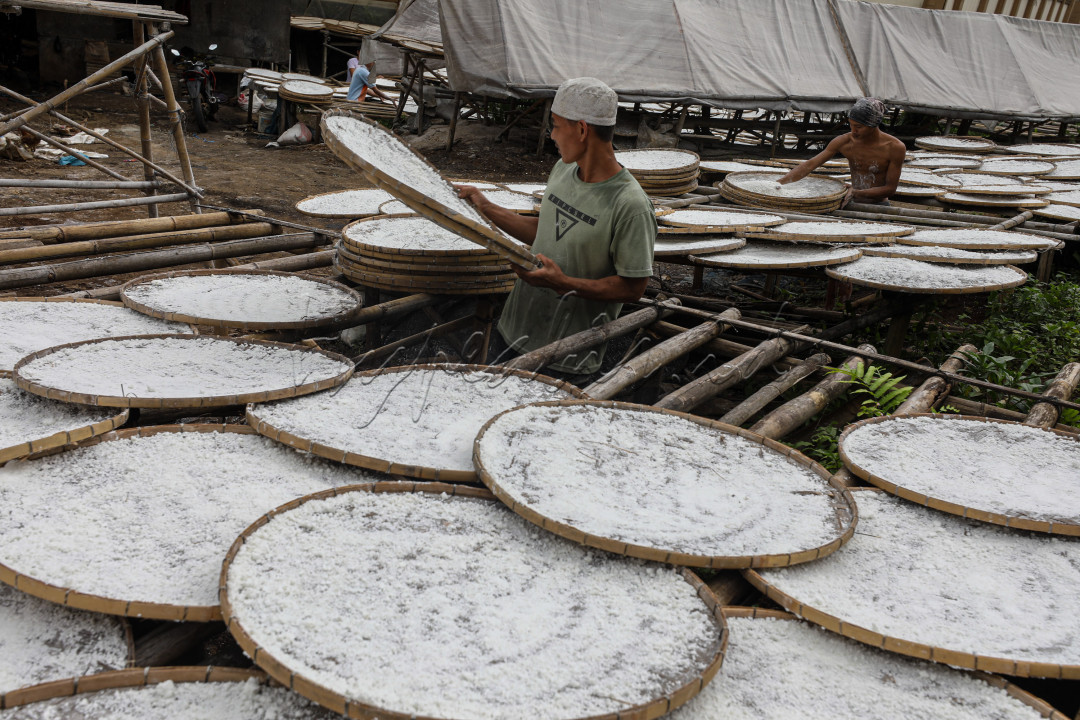 Panasnya cahaya matahari merupakan berkah bagi para pekerja. Bagaimana tidak, pabrik yang berada di Sentul Bogor ini masih dioperasikan secara tradisional dan menggunakan cahaya matahari untuk proses pengeringan tepung tapioka.
<div> </div>
<div> </div>