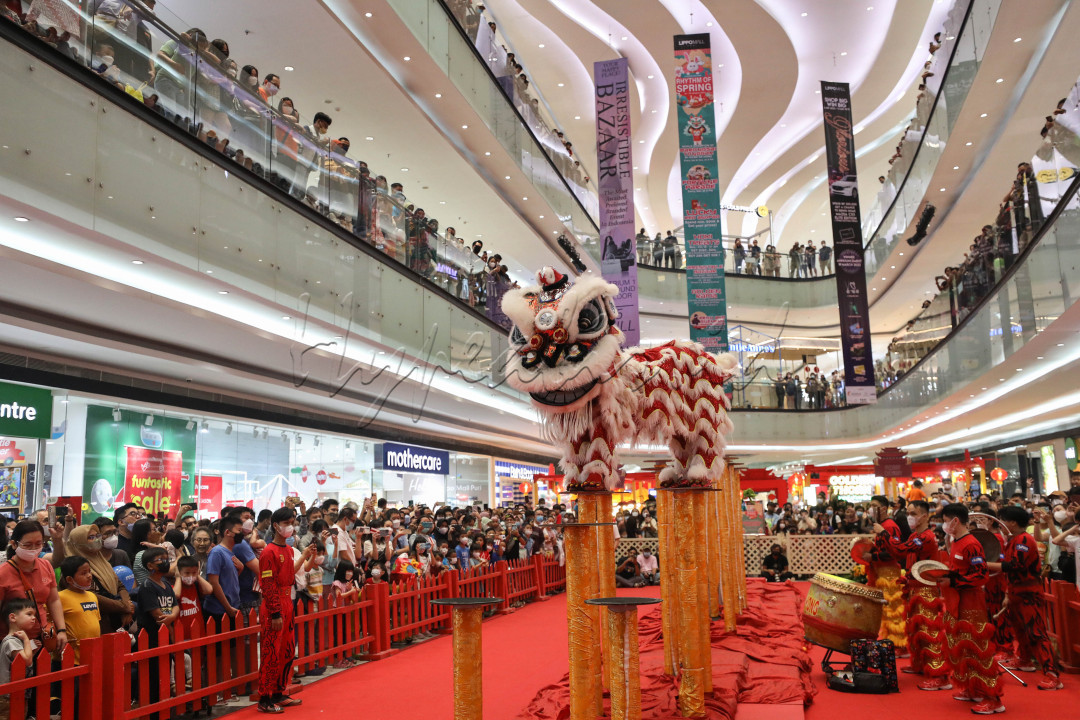 Atraksi barongsai tersebut diselenggarakan dalam rangka memeriahkan perayaan tahun baru Imlek 2574 Kongzili.