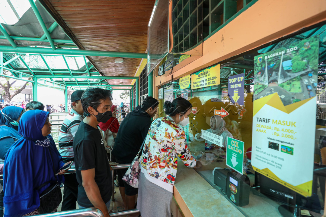 Ragunan menjadi salah satu destinasi wisata favorit warga Ibu Kota. Selain jaraknya yang tidak terlalu jauh, harga tiket masuknya pun sangat terjangkau.
<div> </div>