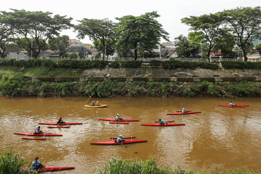 Mulai dari perahu naga, kano, hingga kayak beriringan melakukan konvoi di atas air, menempuh rute dari kawasan Manggarai hingga Stasiun BNI City.