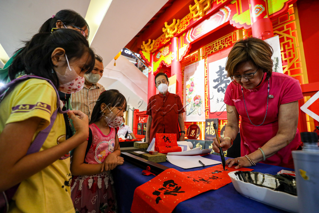 Hal inilah yang membedakan Kaligrafi China dengan kaligrafi lainnya, dimana Kaligrafi China pada umumnya mengandung makna filosofis yang lebih dalam lagi selain memiliki nilai seni dan keindahan. Isi Kaligrafi China bisa berupa pantun, puisi, kata-kata mutiara, nama tempat, nama orang, cerita, dan lainnya.
<div> </div>