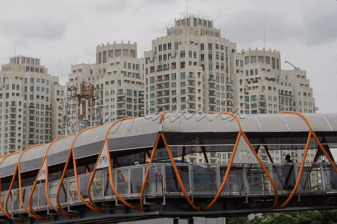 Warga melintasi skywalk di kawasan Kebayoran Lama, Jakarta. 