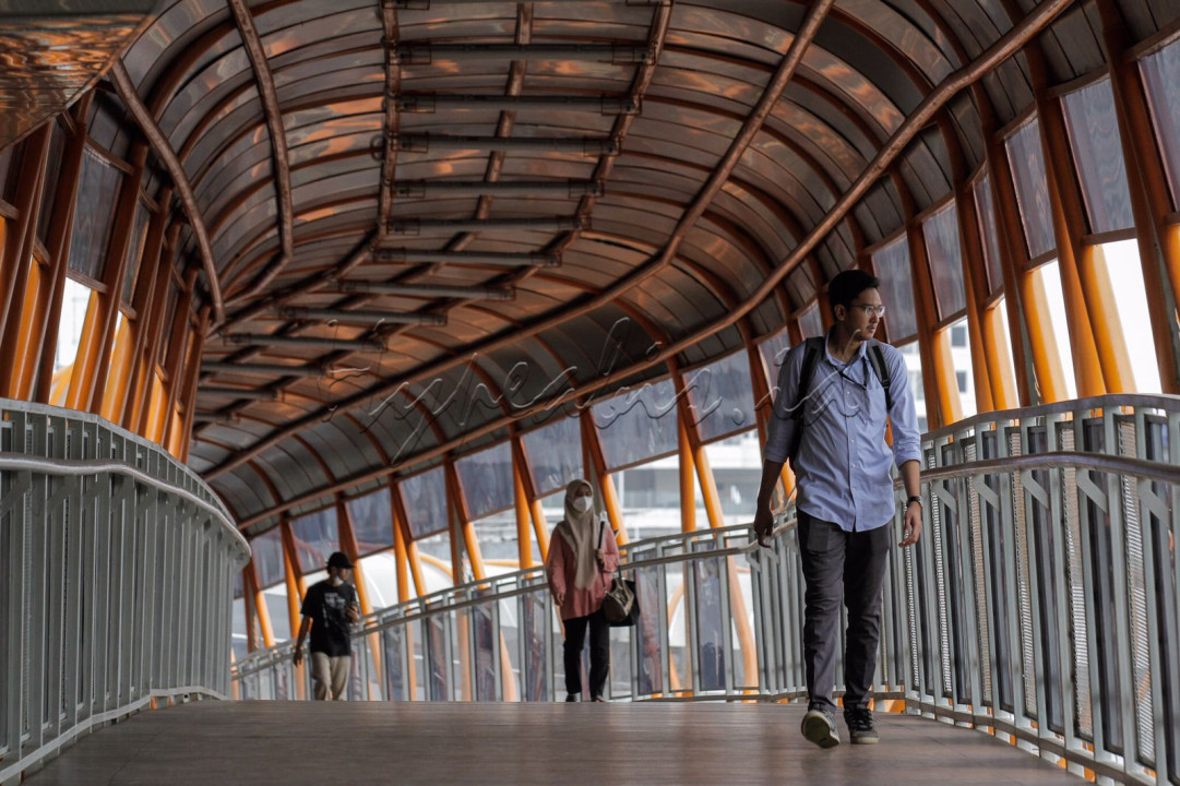 Skywalk sepanjang 450 meter tersebut menghubungkan Stasiun KRL commuterline Kebayoran Lama dengan Halte Transjakarta Velbak (Koridor 13) dan Halte Transjakarta Pasar Kebayoran Lama (Koridor 8).<br />
<br />
<br />
<br />
