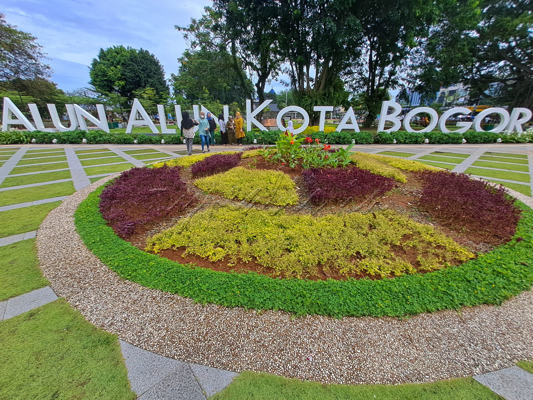 Alun-alun Kota Bogor, Jawa Barat, dibangun di atas lahan seluas 1,7 hektare yang berlokasi di Jalan Kapten Muslihat, bersebelahan dengan Stasiun Bogor.