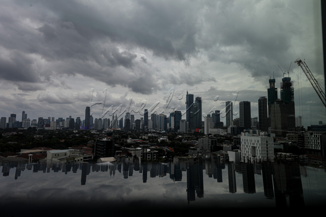 Sejak pagi Jakarta sudah muram. Awan mendung menggelayut dilangit. Beberapa hari ini memang cuaca sedang tidak bersahabat.<br />
<br />
