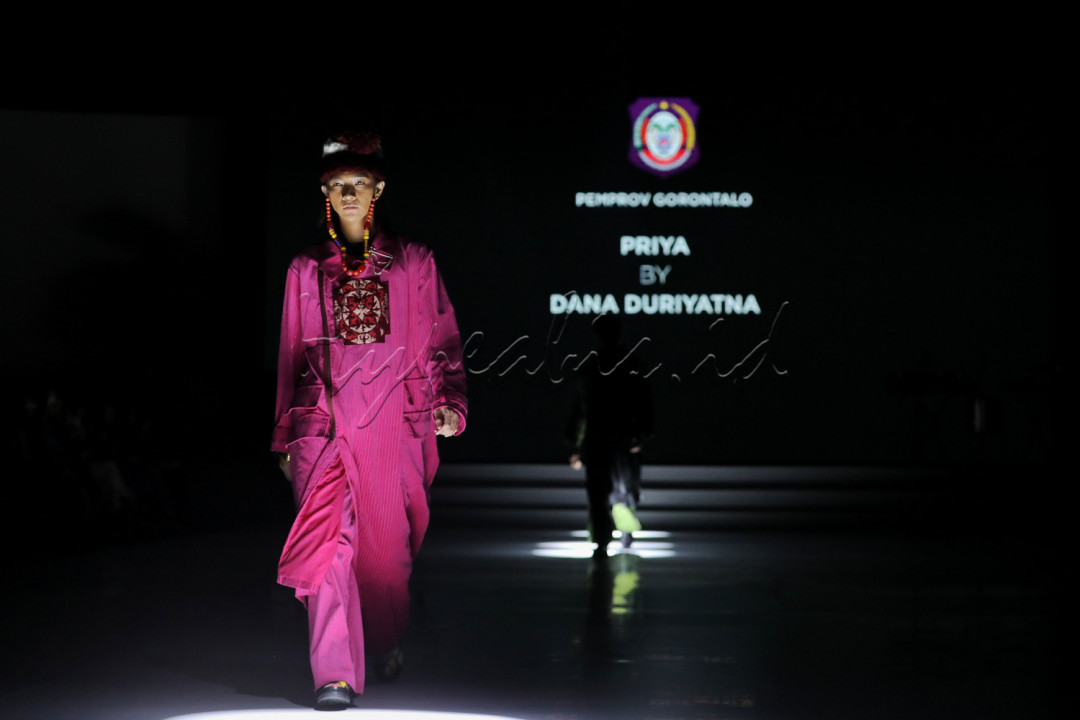 Model memperagakan busana dalam pembukaan Indonesia Fashion Week (IFW) 2023 di Jakarta Convention Center, Jakarta, Rabu (22/2/2023).<!--/data/user/0/com.samsung.android.app.notes/files/clipdata/clipdata_bodytext_230222_193928_961.sdocx-->