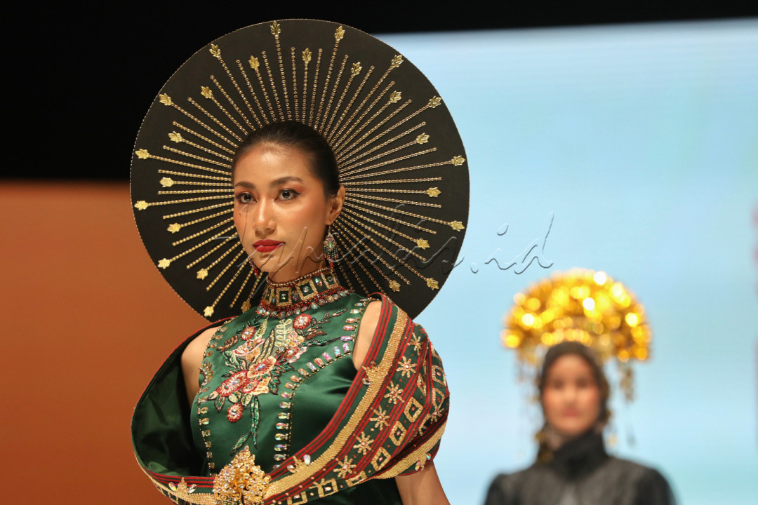 Gelaran fesyen terbesar di Indonesia yakni Indonesia Fashion Week (IFW) hadir kembali setelah vakum 2 tahun akibat pandemi Covid-19. <!--/data/user/0/com.samsung.android.app.notes/files/clipdata/clipdata_bodytext_230222_194022_612.sdocx-->