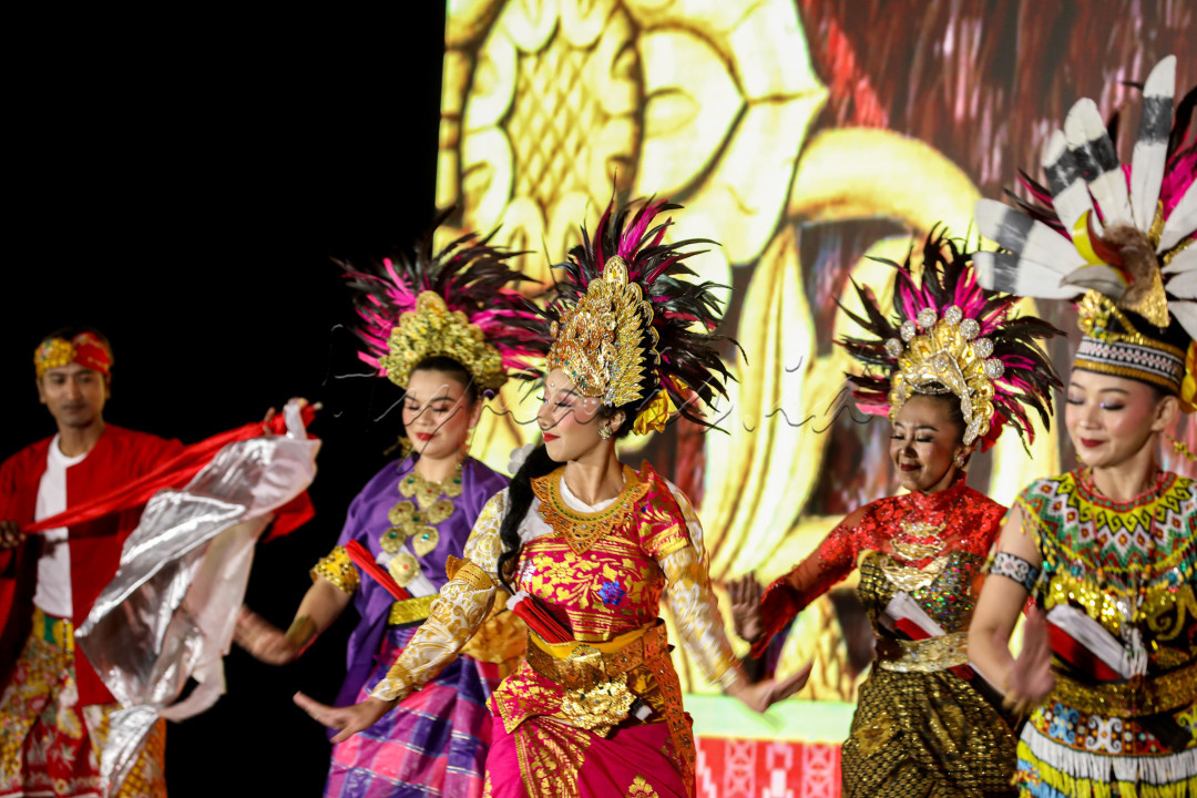 Tari kreasi baru merupakan salah satu jenis tarian yang banyak dibawakan oleh masyarakat Indonesia. Terdapat banyak contoh tari kreasi baru asal Indonesia, seperti Tari Merak (Jawa Barat), Tari Kuntulan (Jawa Tengah), Tari Manung Rawa (Bali), dan Tari Nguri (Sumbawa).<br />
<br />
