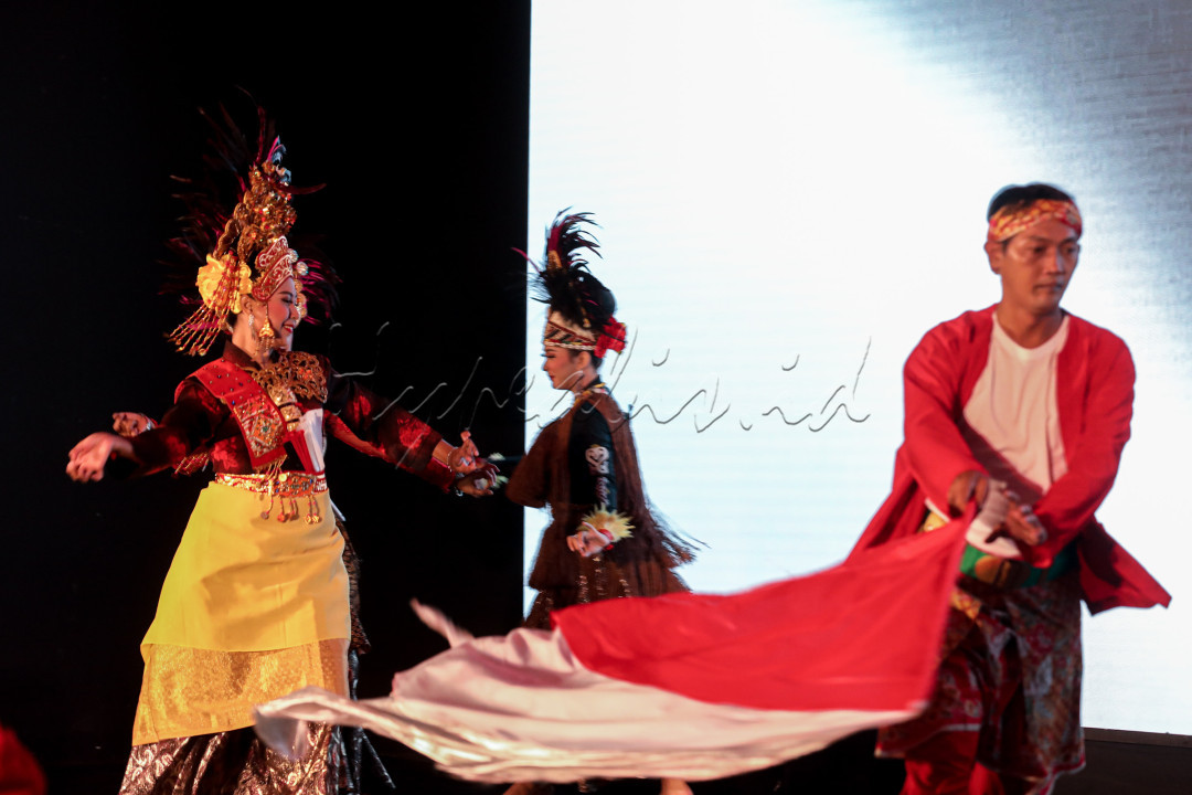 Tari kreasi baru merupakan adaptasi tarian tradisional. Berarti gerakan tariannya masih didasarkan pada koreografi tari tradisional.
<div> </div>
<div> </div>