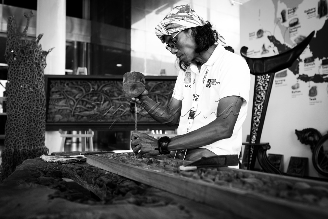 Sejak lama Jepara dikenal sebagai kota yang melahirkan perajin kayu, khususnya mebel dan ukiran. Seni pahat kayu Jepara memiliki sejarah yang cukup panjang. Berbagai produk kayu dengan ukirannya yang unik telah dikenal secara luas di Indonesia sejak abad ke-19 hingga ke mancanegara.