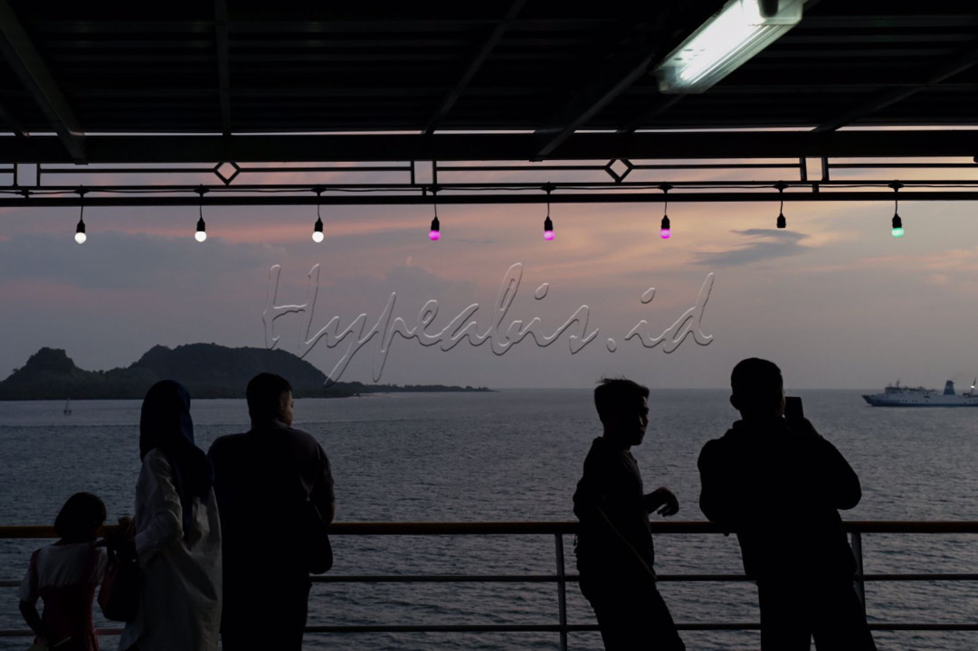 Aroma laut mengiringi senja sore itu, sejumlah penumpang kapal terlihat menikmati pergantian waktu siang menuju malam tersebut.