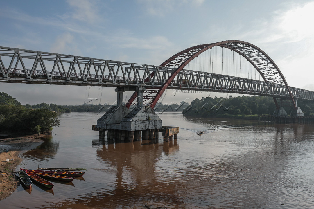 Suasana Jembatan Kahayan, Palangka Raya, Kalimantan Tengah. Jembatan Kahayan yang memiliki panjang 640 meter dan lebar 9 meter itu menjadi ikon Kota Palangka Raya.