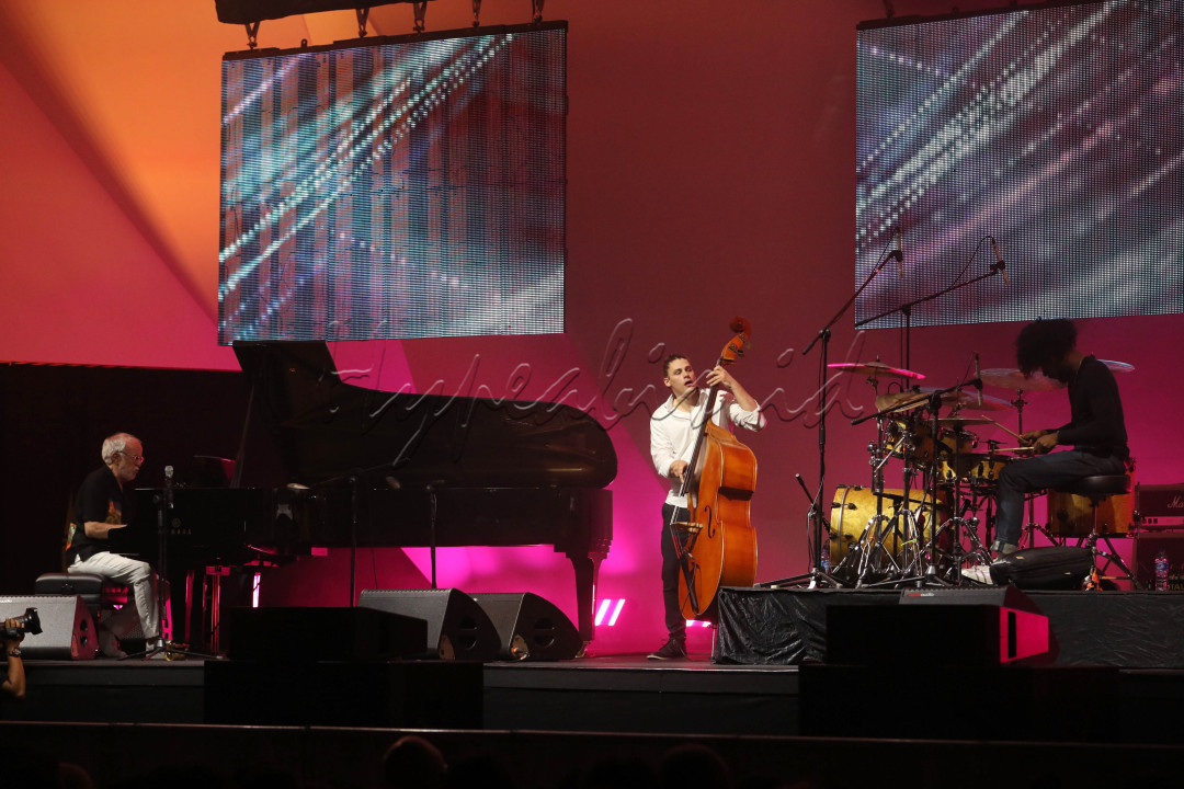 dapun tiga musisi yang tergabung dalam Bob James Trio membuka ritual jazz dengan salah satu lagu andalan yakni Avalabob. Alunan piano yang berdenting perlahan ditingkahi gebukan drum fusion yang menghentak, cukup membuat penonton terlena dan sesekali bertepuk tangan saat musik mengalun ritmis.