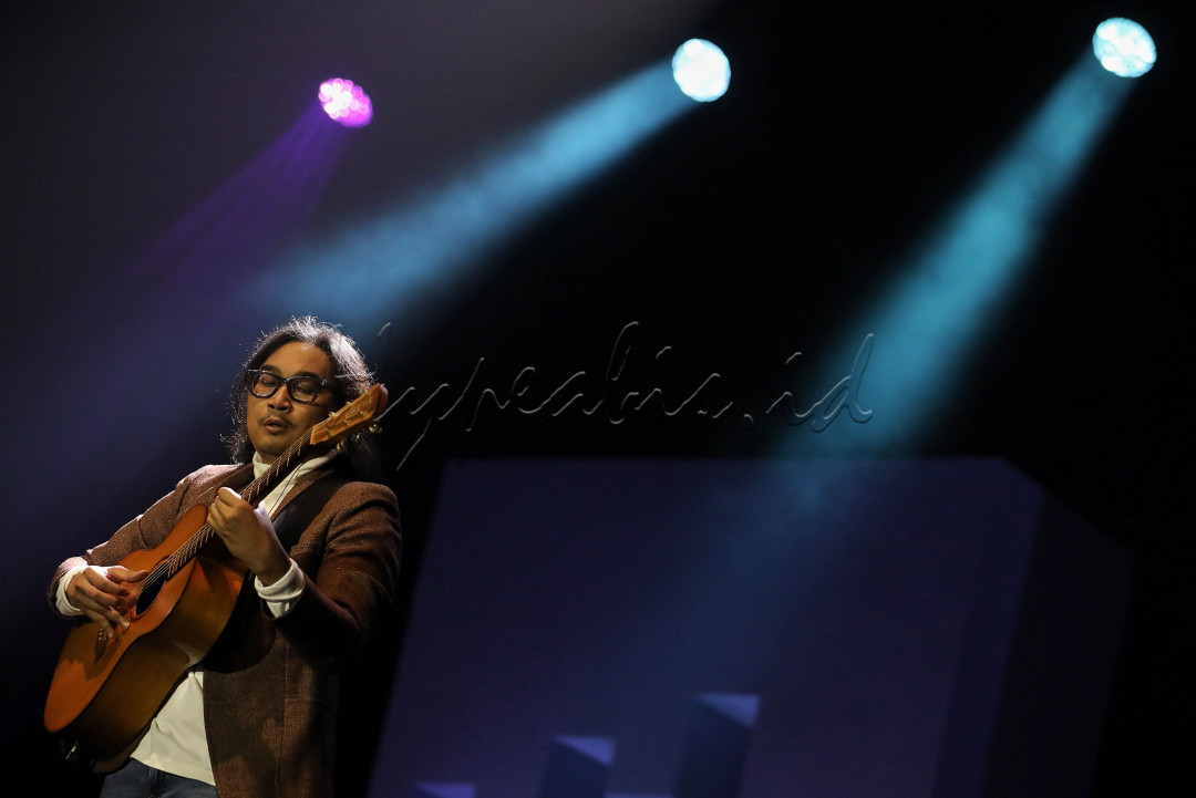 Penyanyi Adhitia Sofyan tampil pada hari kedua BNI Java Jazz Festival 2023 di JIExpo Kemayoran, Jakarta, Sabtu (3/6/2023). 