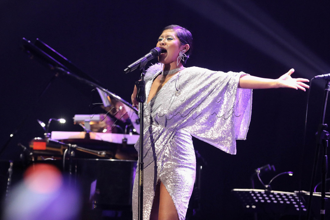 Dira with Ron King Band membawakan sejumlah lagu seperti i'll never fall in love again, Walk on by. <br />
