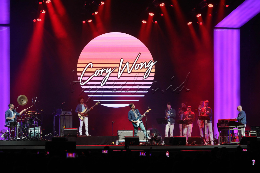 Sejumlah musik instrumental dibawakan dipanggung tersebut, salah satunya yang berjudul Welcome 2 Minneapolis dan Kenni and The Jets.<br />
<br />
