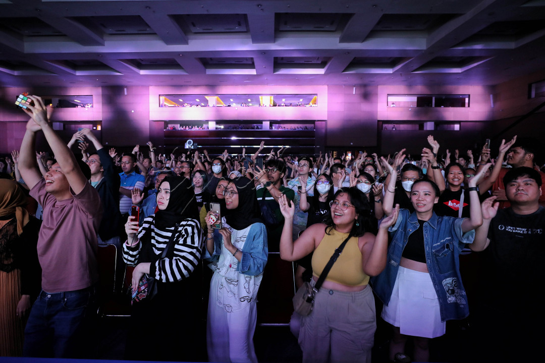 Dalam penampilannya Max membawakan sejumlah lagu hitsnya seperti It’s You, Butterflies, dan Light Down Low.