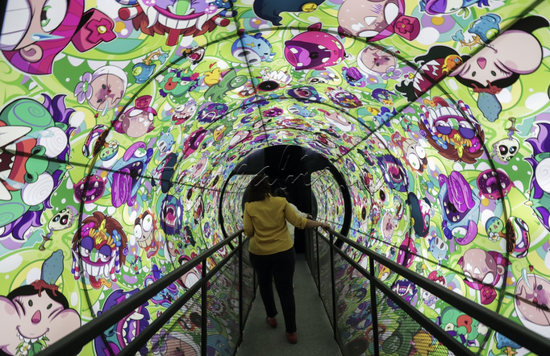 Pengunjung melihat karya di pameran seni Ghostival di Jakarta.